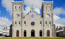 Photographie de face de la Cathédrale Notre-Dame-de-l'Assomption de Mata Utu construite avec une pierre blanche.