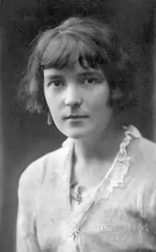 Photographie noir et blanc en portrait de Katherine Mansfield : jeune femme blanche à la coupe au carré.