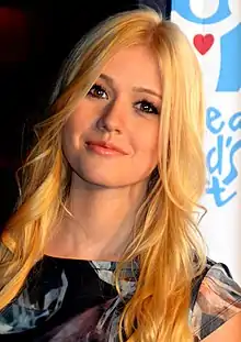 Katherine McNamara interprète Mia Smoak / Blackstar.