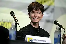 Katherine Waterston (tient celui de Tina Goldstein)