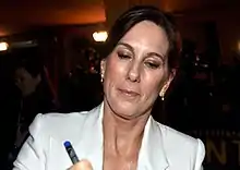 Photographie d'une femme utilisant un stylo.