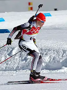 Biathlète de profile, poussant sur les batôns.