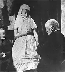 image noir et blanc : une jeune femme en blanc à côté d'un homme chauve