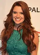 Katie Stevens interprète Karma Ashcroft