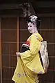 Une maiko porte un shidare kanzashi, composé de longues chaînes de fleurs en soie.