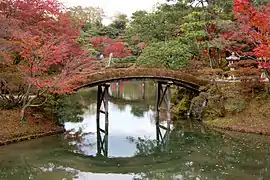 Le pont arqué du mausolée Onrindō vu depuis le Shōiken.