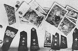 Galons d'officiers polonais et billets de banque découverts sur le site de Katyń lors des fouilles de 1943