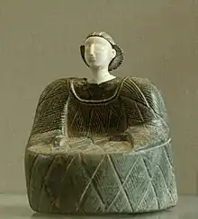 « Princesse de Bactriane », statuette composite, fin du IIIe-début du IIe millénaire av. J.-C.. Calcite et stéatite. Louvre