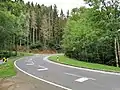 Tracé sinueux de la route en direction de Wiltz.