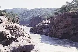 Le fleuve trace son chemin à travers les collines de la chaîne des Biligiriranga, massif montagneux formant une barrière entre le Deccan et le Kongu Nadu.