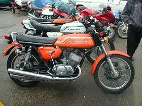 La Kawasaki 500 était équipée d'un bras oscillant classique, avec deux combinés à l'arrière