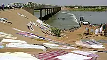 Pont sur le Sénégal et ancienne chaussée submersible (2005).