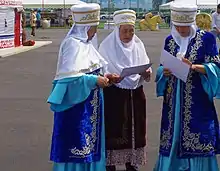 Femmes kazakhes portant des vêtements traditionnels.