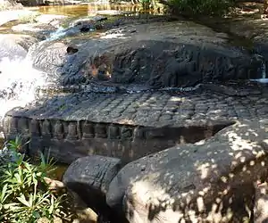 Rivière aux mille linga : Kbal Spean, sur les pentes du mont Kulen. Vishnu sommeillant sur Ananta et Brahma sur le lotus. Krishna et Parvati sur le taureau Nandin. XIe siècle