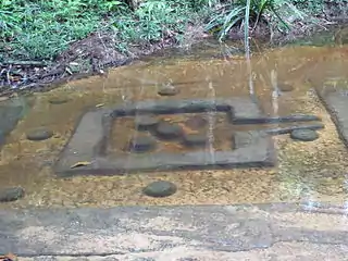 Yoni et cinq linga dans un cours d'eau. Angkor.