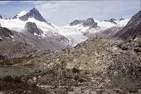 Vue du pic Keele depuis une vallée à l'est.