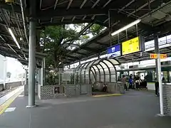 L'arbre au milieu de la gare.