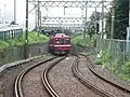 Un train roule sur sa voie au Japon. L'autre voie est dégagée pour un train croiseur.