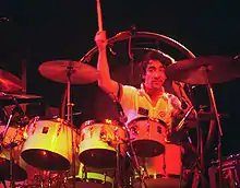 Keith Moon derrière sa batterie, en 1975