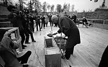 Pose de la première pierre, le 14 mai 1969, par le président de la République de Finlande Urho Kekkonen.
