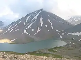 Vue d'un des principaux stratovolcans et du lac Kelitsadi.