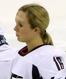 Photographie d'une joueuse de hockey avec un maillot blanc