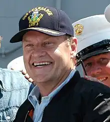 Buste d'un homme jovial portant une casquette.