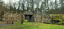 Reconstitution d'une porte protohistorique en pierre et bois