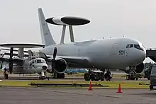 Un Boeing E-767 au sol, il porte le numéro 501. Le E-2C Hawkeye, à sa gauche, porte le numéro 456.