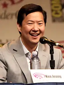 Ken Jeong interprète Mr Arthur.