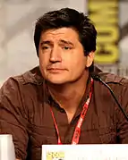 Ken Marino interprète Ron Donald