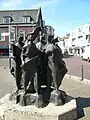 Kenau Simonsdochter Hasselaer menant les femmes de Haarlem devant l'Amsterdamse Poort (Haarlem), par le sculpteur Theo Mulder.