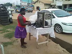 Vente de kenkey dans la rue.