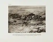 Ancienne photo en noir et blanc d'un ensemble de roches en vue aérienne. Extraite d'un vieux livre, elle est légèrement jaunie.