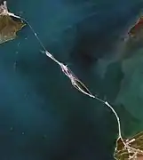 Vue spatiale du pont centrée sur l'île de Touzla. La Crimée est en haut à gauche, la péninsule de Taman en bas à droite.