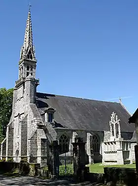 Vue d'ensemble du placître de la chapelle de Kerdévot.