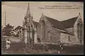 L'église paroissiale et son portail monumental vers 1925 (carte postale Émile Hamonic).