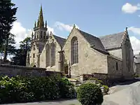 L'église paroissiale Notre-Dame et son calvaire.