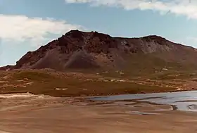 La face nord du volcan du Diable vue depuis une plage du lac d'Argoat.