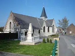 L'église Saint-Étienne et le monument aux morts.