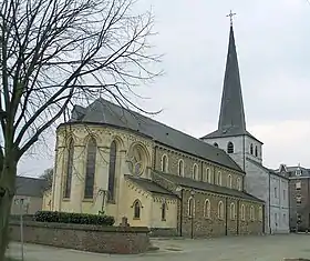 Vue extérieure de l'église avec le chœur au premier plan