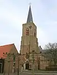 Église de la Nederlandse Hervormde Kerk (à l'avant-plan, des leilinden).