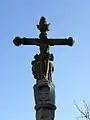 Enclos paroissial de l'église Saint-Germain : croix de cimetière et Christ en croix.