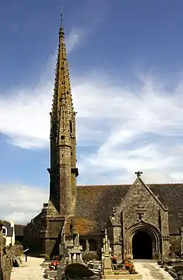 L'église paroissiale Saint-Germain : le clocher et le porche sud.