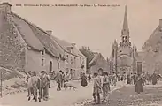 Le bourg de Kernascléden et son église vers 1900 un jour de foire (carte postale Villard).