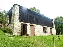 L'ancienne tannerie Abgrall (initialement située au bourg de Lampaul-Guimiliau, désormais sur le site des Moulins de Kerouat en Commana)