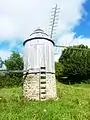 Moulins de Kerouat : le moulin chandelier (provient de Cléden-Cap-Sizun).