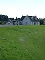 Kessel, anciennes maisons en contrebas de la digue