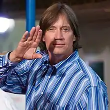 Kevin Sorbo interprète Frank Perry.