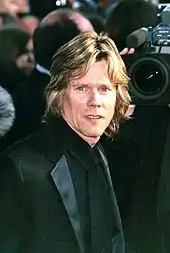 Kevin Bacon face au photographe.